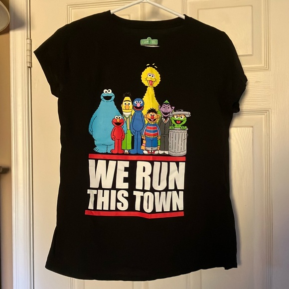 Sesame Street ‘We run this town’ T-shirt - Picture 1 of 1